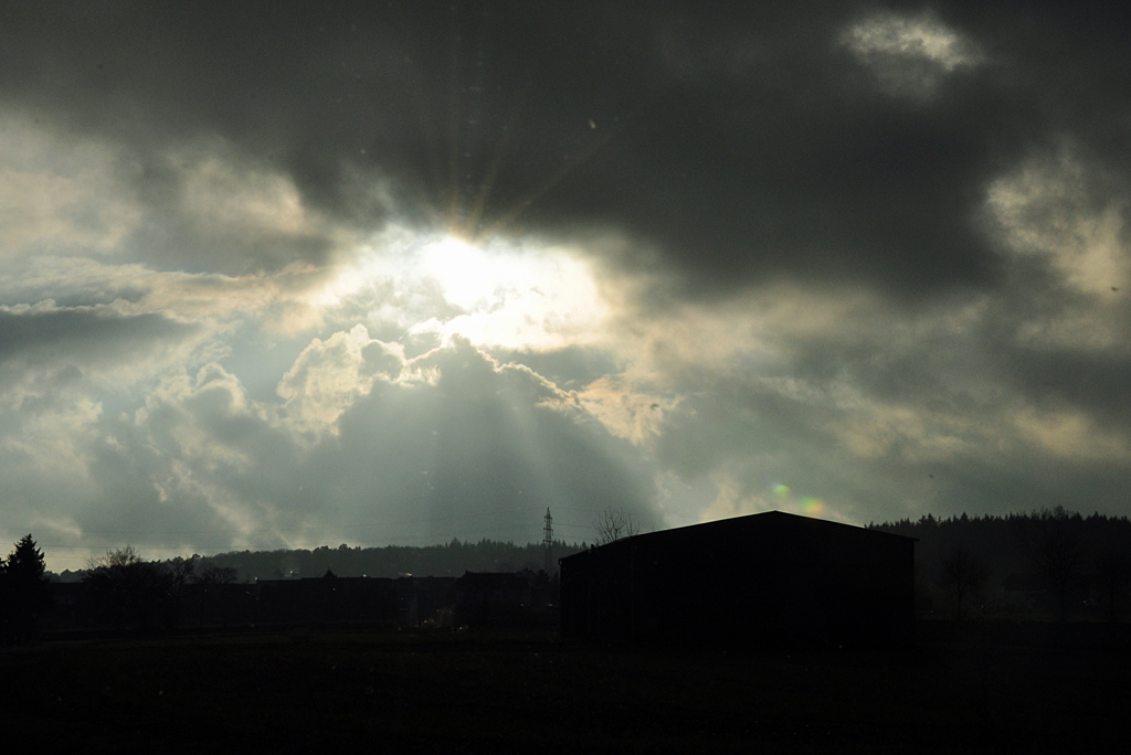 Sonne blinzelt noch durch dustere Wolken - 30.11.2012