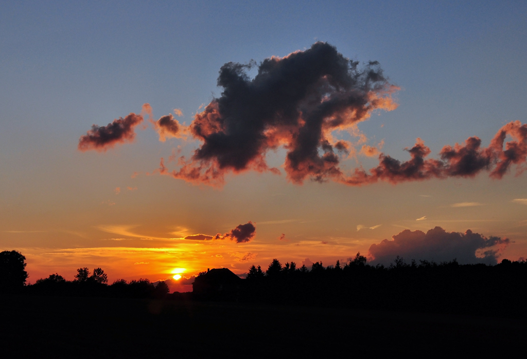 Sonne verschwindet am Horizont ber der Eifel - 28.08.2012