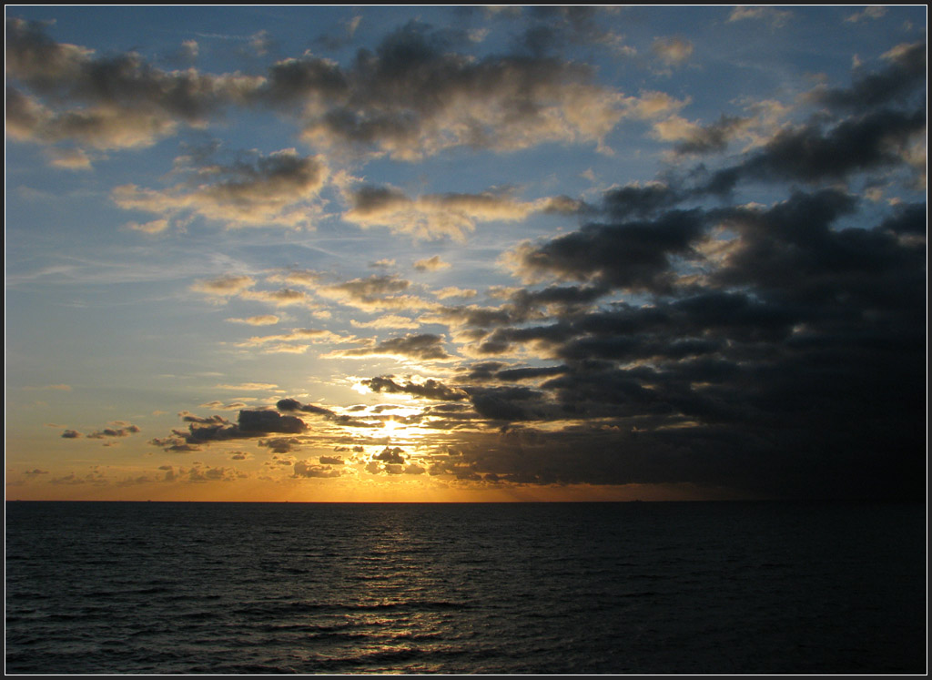 Sonnen- und Weltuntergangsstimmung - 

Ärmelkanal bei Calais, 

21.10.2011 (J)