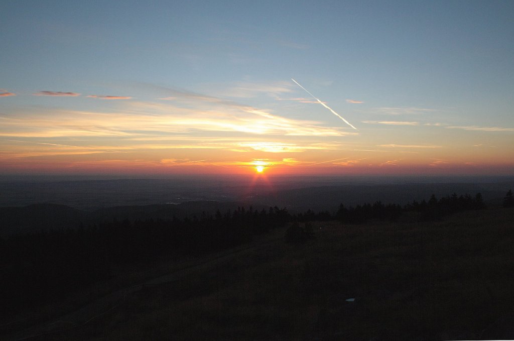 Sonnenaufgang auf dem Brocken; Blick am 28.08.2012 von der Treppe des Brockenhauses ber den Harz, Wernigerode und das nordstliche Harzvorland