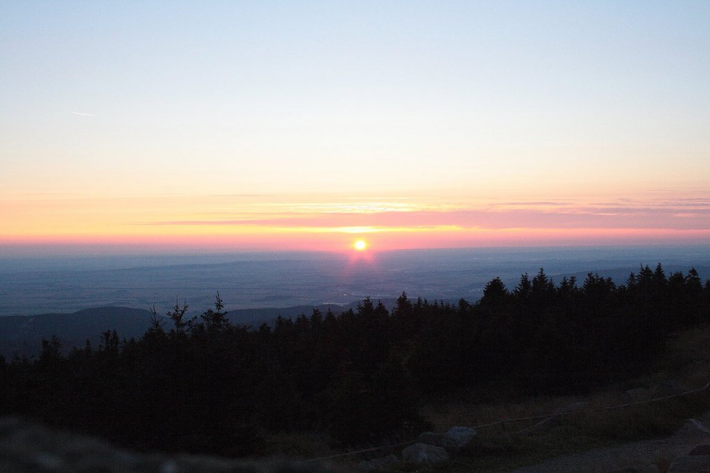 Sonnenaufgang auf dem Brocken: Die Sonne ist nun vollstndig ber die Erdoberflche in der Ferne aufgestiegen; Blick am frhen Morgen des 13.08.2012 vom Gipfelrundweg Richtung Osten ber Wernigerode und das nordstliche Harzvorland. 