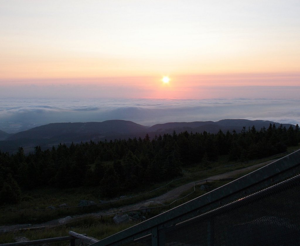 Sonnenaufgang auf dem Brocken: Die Sonne hat sich ber ein endloses Wolkenmeer ber Norddeutschland gehoben; Aufnahme vom 12.07.2013 von der Treppe des Brockenhauses...