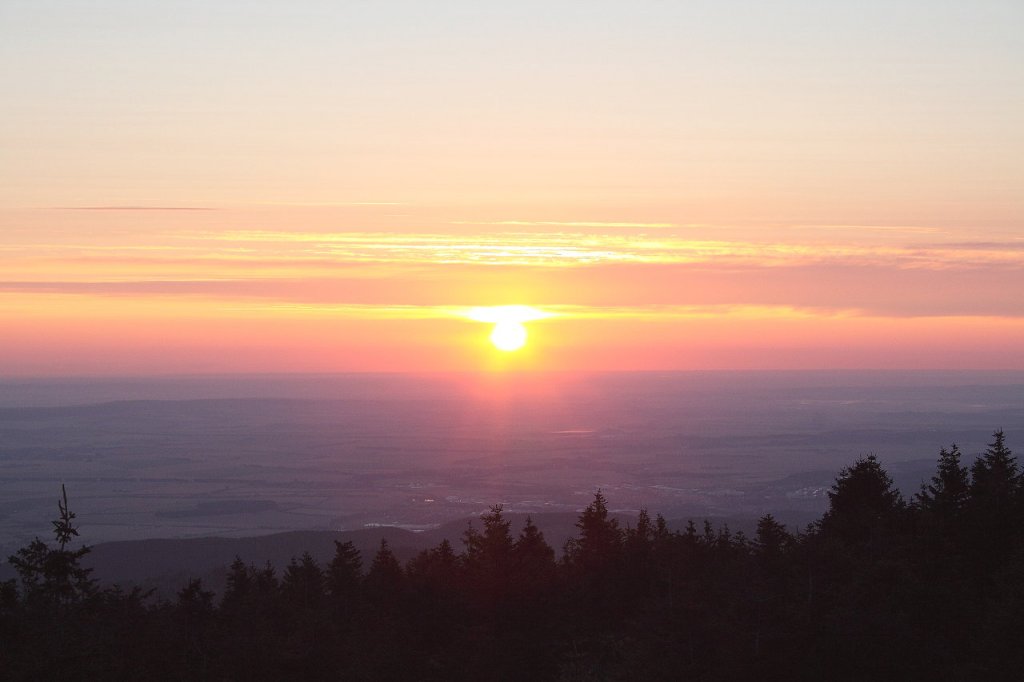 Sonnenaufgang auf dem Brocken; die Sonne hat sich in der Ferne ber die Landflche gehoben. Blick am frhen Morgen des 13.08.2012 vom Gipfelrundweg Richtung Osten ber Wernigerode und das nordstliche Harzvorland.