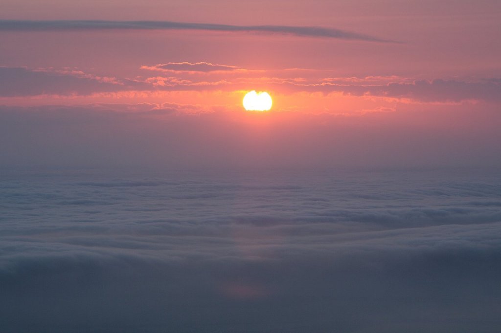 Sonnenaufgang vom Brocken am 12.07.2013 gegen 05.41 Uhr; Blick von der Treppe des Brockenhauses Richtung Nordosten...