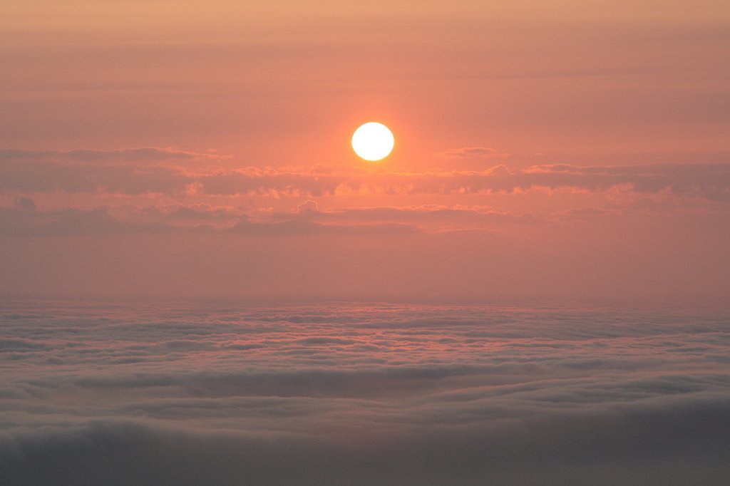 Sonnenaufgang vom Brocken am 12.07.20913 gegen 05.48 Uhr; Blick von der Treppe des Brockenhauses Richtung Nordosten...
