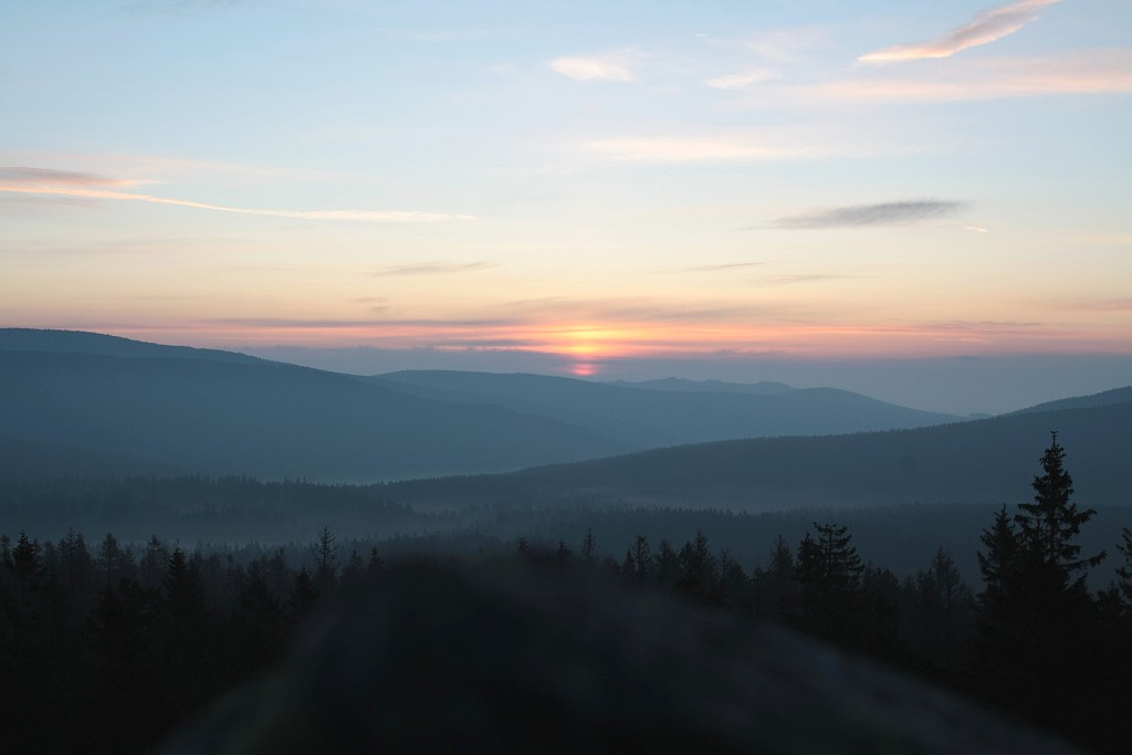 Sonnenaufgang ber den Hohneklippen bei Schierke; Blick von der Felskanzel der Achtermannshhe im Harz am Morgen des 19.04.2012 Richtung Nordosten.