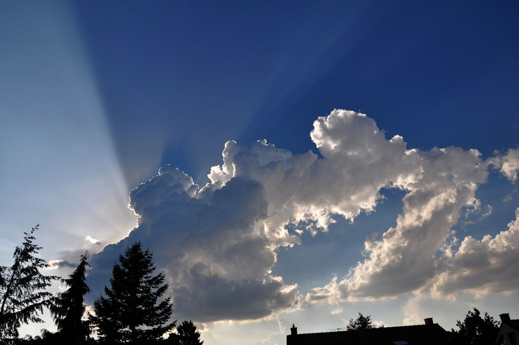 Sonnenstrahlen-Brechung durch Wolken - 11.07.2010