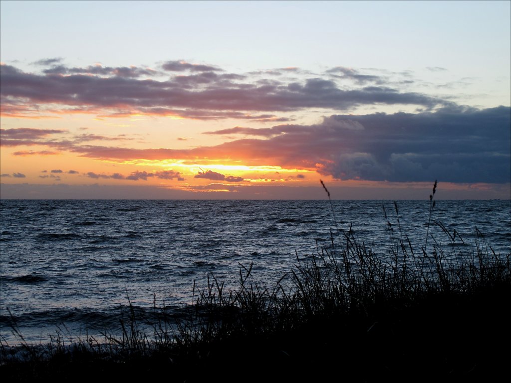 Sonnenuntergang am Greifswalder Bodden aufgenommen zwischen Thiessower Haken und Klein Zicker (Insel Rgen)-3; 06.11.2010
