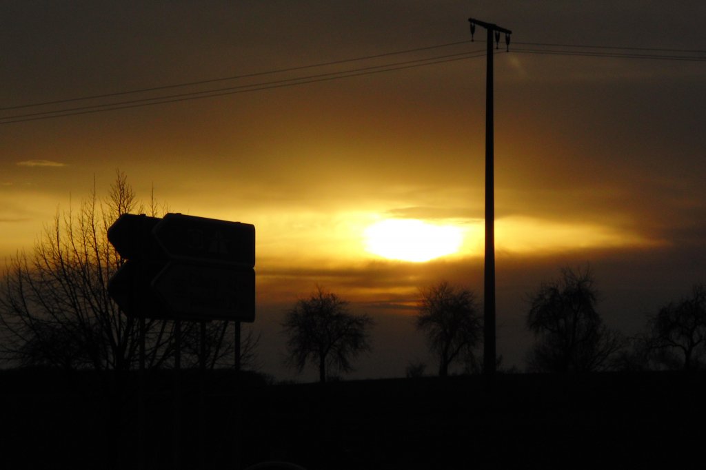 Sonnenuntergang an der B303, Abzweigung Hofheim i.Ufr., aufgenommen am 17.03.2012