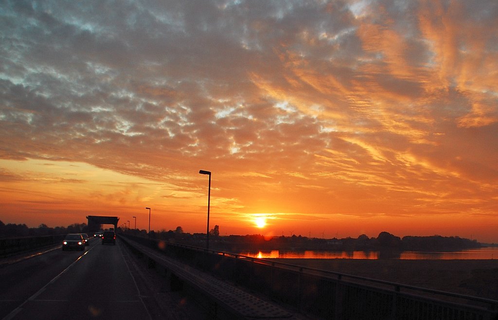 Sonnenuntergang an der Elbebrcke in Lauenburg. Unten die Elbe und vorn Niedersachsen. Aufnahme vom 28.10.2011