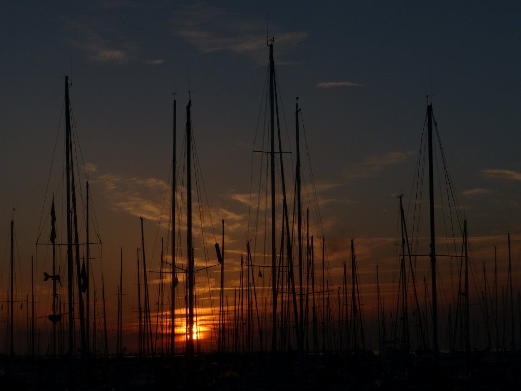 Sonnenuntergang an der Ostsee: Segelmasten im Fhrhafen von Khlungsborn ergeben interessante, wohl immer wieder andere Fotomotive. 22.7.2013