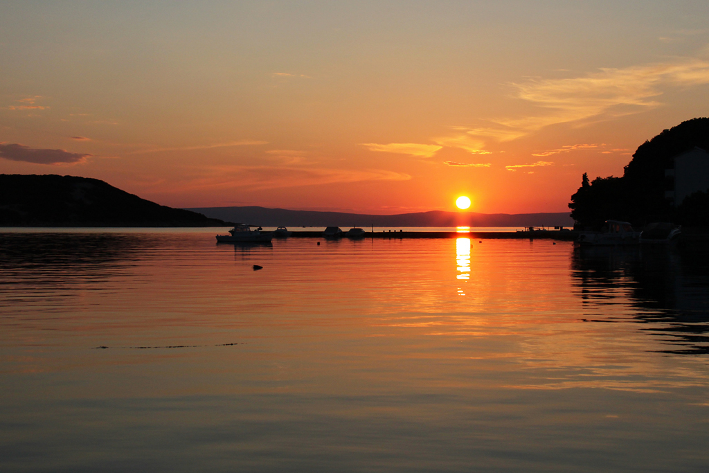 Sonnenuntergang auf der Insel Rab. Aufgenommen am 10.06.2011 in einer Meeresbucht im Ort Kampor auf der Insel Rab.