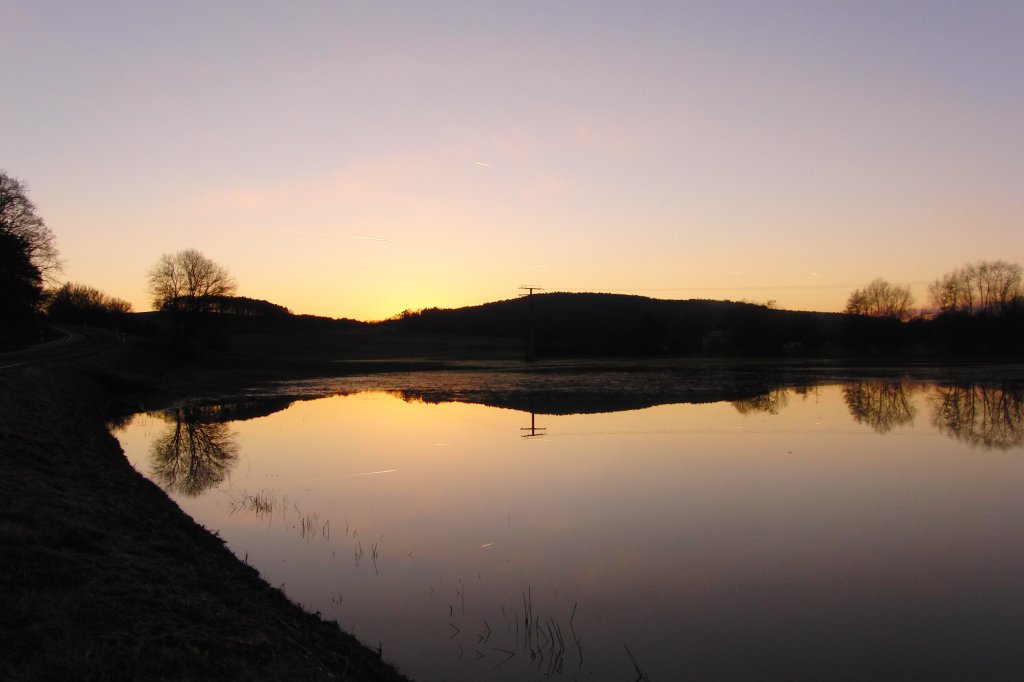 Sonnenuntergang bei einer berschwemmten Wiese in Gemeinfeld (Ufr.)
am 16.1.2011