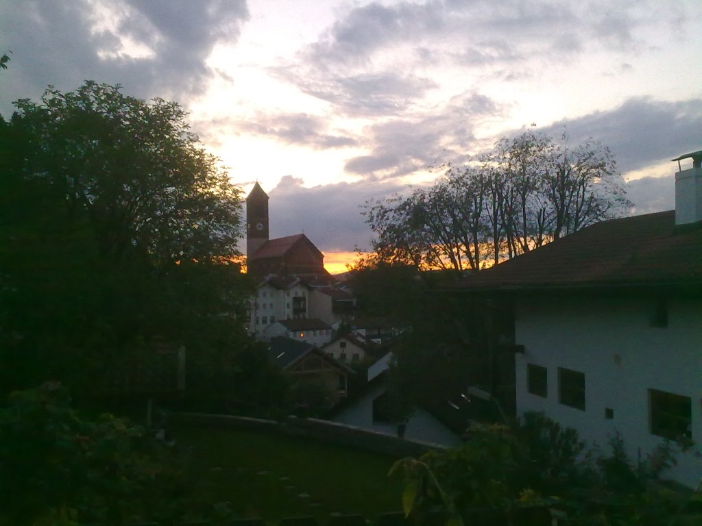 Sonnenuntergang hinter dem Kraiburger Marktplatz