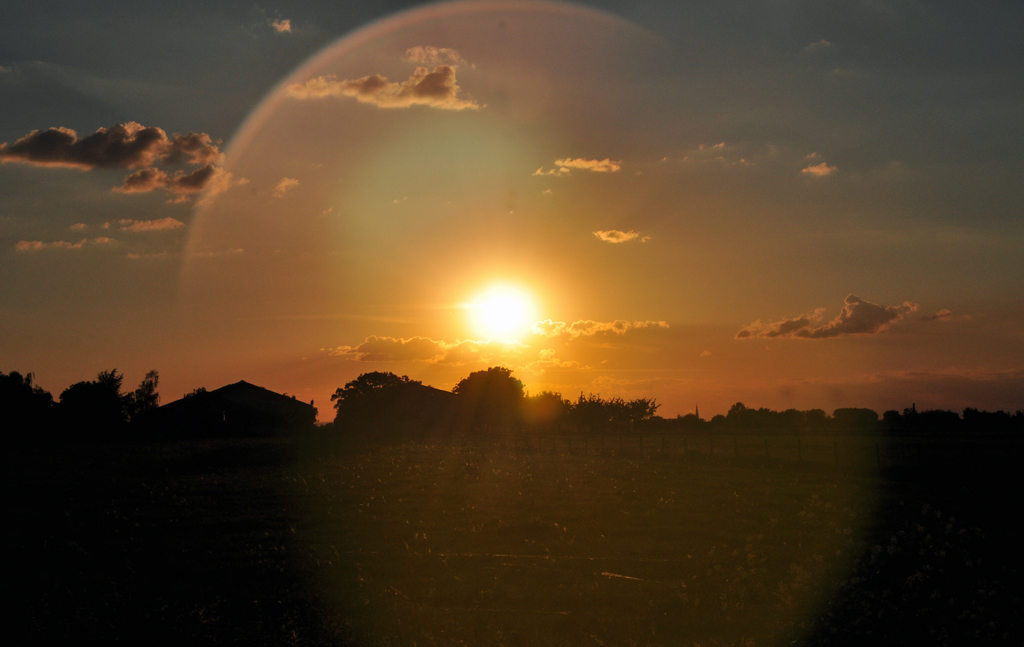 Sonnenuntergang mit  Blenden-Koronakreis-Effekt  - Euskirchen 14.05.2011