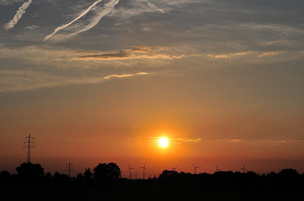 Sonnenuntergang mit Schattenri von Hochspannung und Windrdern bei Euskirchen - 11.06.2010