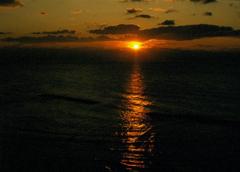 Sonnenuntergang ber dem Mittelmeer vor der Kste von Tel Aviv im Mai 1984)