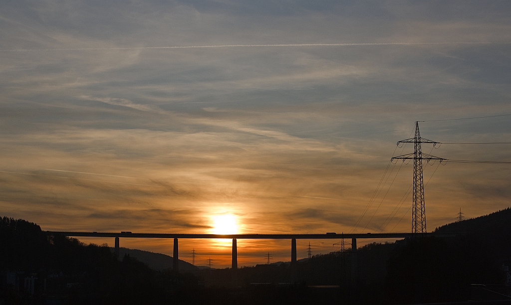 Sonnenuntergang ber der Siegtalbrcke am 19.11.2011. Die Siegtalbrcke an der A45. Sie berquert das Siegtal bei Eiserfeld, einem Stadtteil Siegens. Mit einer Hhe von fast 106 Metern ist sie die hchste Brcke im Zuge der A45 und eine der hchsten Autobahnbrcken in Deutschland, bei Ihrer Fetigstellung war sie die hchste.