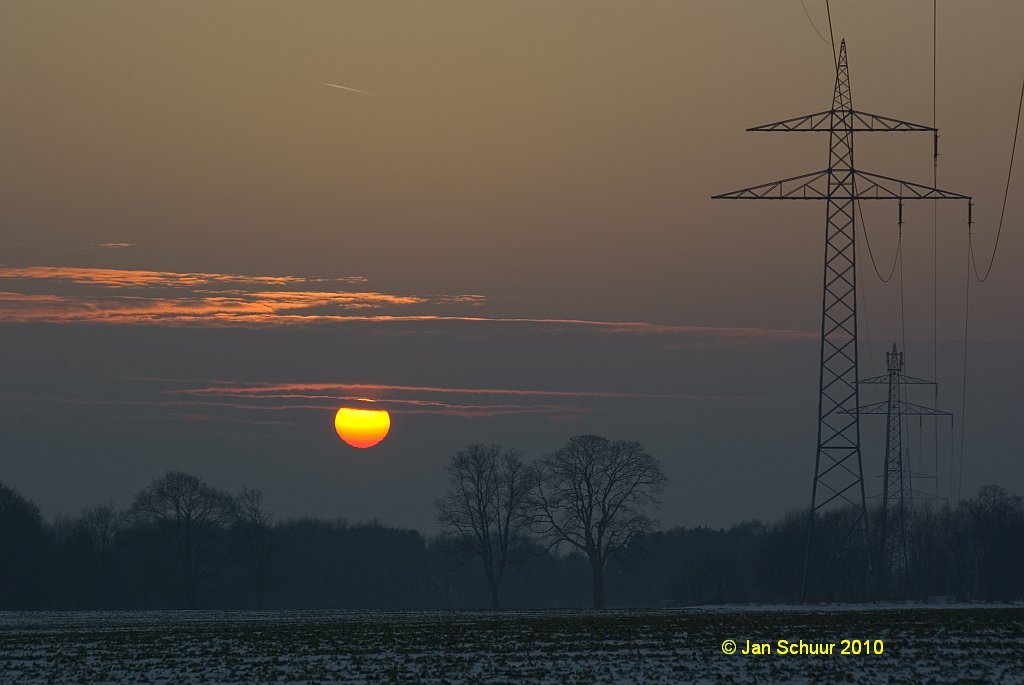 Sonnenuntergang ber der Sprtzer Feldmark bei Schnee auf dem Rapsfeld nrdlich des alten Bahndammes der ehemaligen Bahnstrecke Buchholz(Nordheide)-Trelde-Bremervrde.

 Jan Schuur 2010