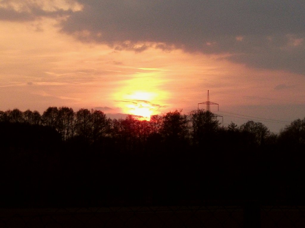 Sonnenuntergangsstimmung am 25.Mrz 2011 in Gundelsdorf im Landkreis Kronach.
