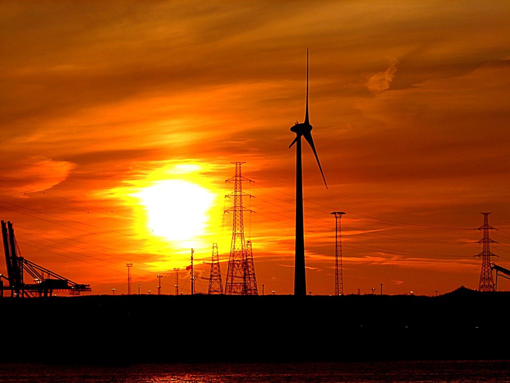  Sonne,Wind und Strom  oder Sonnenuntergang im Hafen von Antwerpen;110831