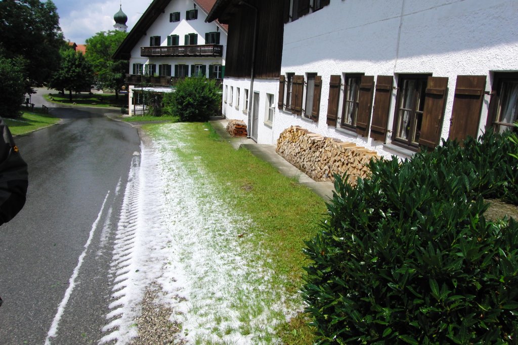 Spuren nach einem Hagelschauer in der Dorfmitte von Ohlstadt, aufgenommen am 2.7.2011