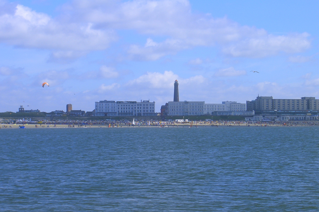 Strand und Promenade von Borkum mit Neuem Leuchtturm im Hintergrund (11.08.07)