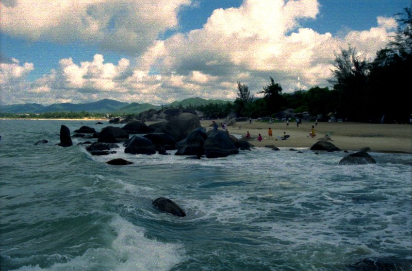 Strandlandschaft auf der sdchinesischen Insel Hainan im Sommer 2003 