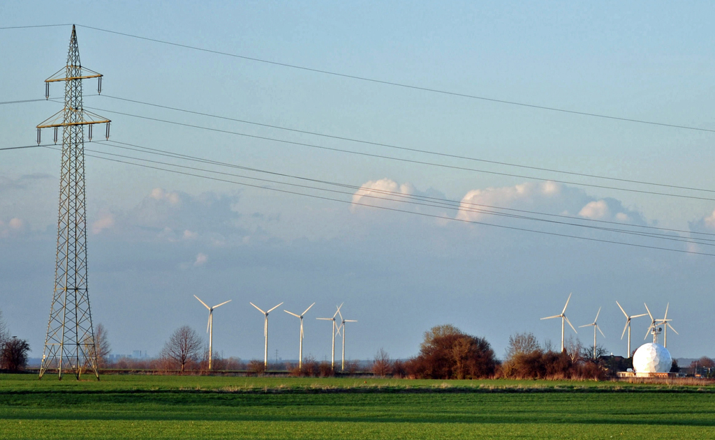 Stromquellen !! - Windrder (neu) und Hochspannung RWE Braunkohle (alt) - zwischen Zlpich und Euskirchen 01.04.2010