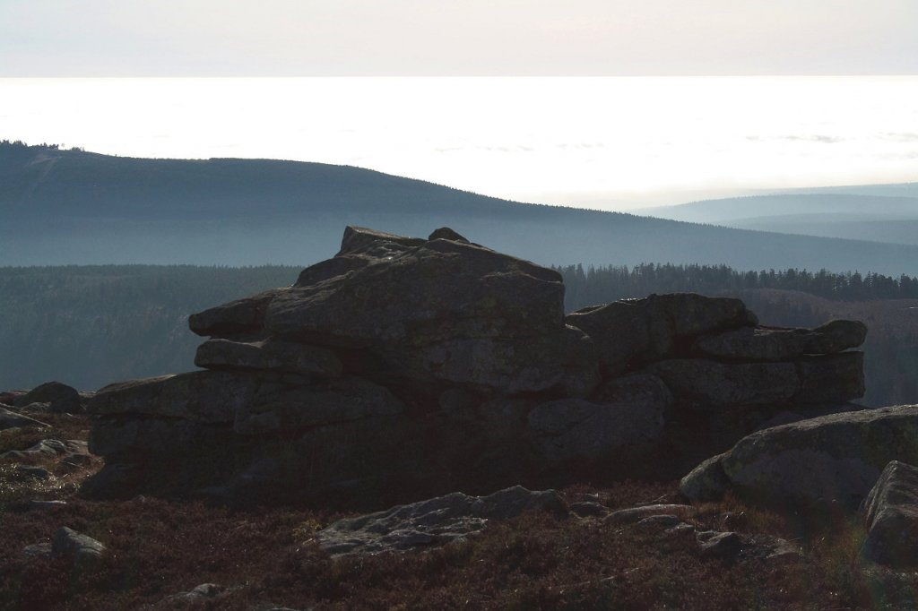 Sdlich der Teufelskanzel und des Wurmbergs ein einziges groes Hochnebelmeer: Blick am fhen Nachmittag des 16.11.2012 vom Brockenrundweg Richtung Sden...