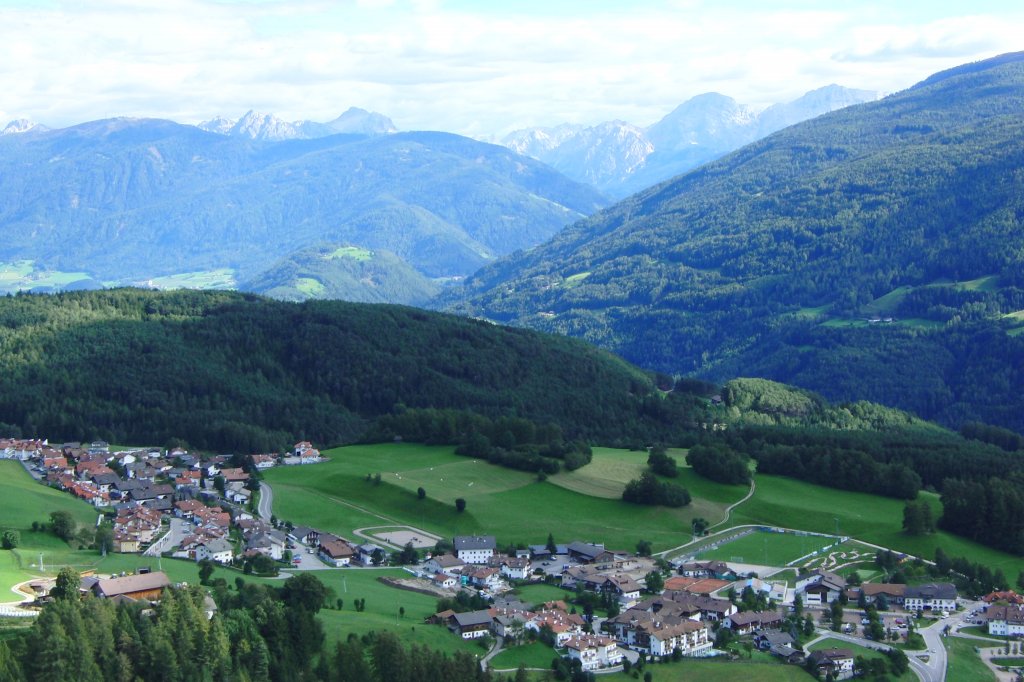 Terenten mit den Dolomiten im Hintergrund  (September 2010)