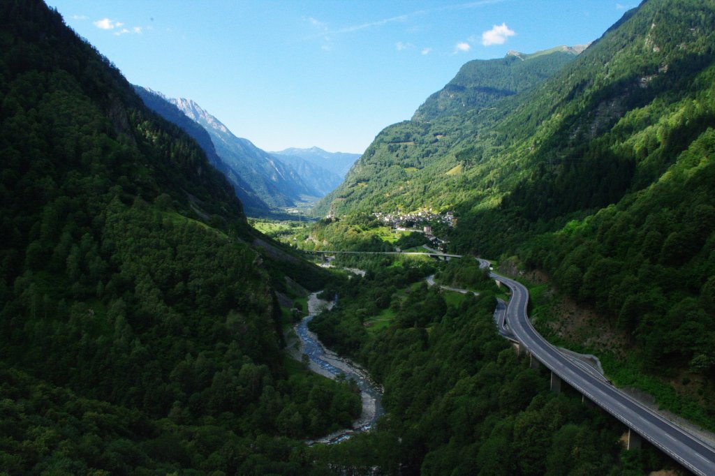 Tessin, Aussicht auf das Valle Mesolcina von Mesocco Richtung 
Bellinzona (25.07.2010)