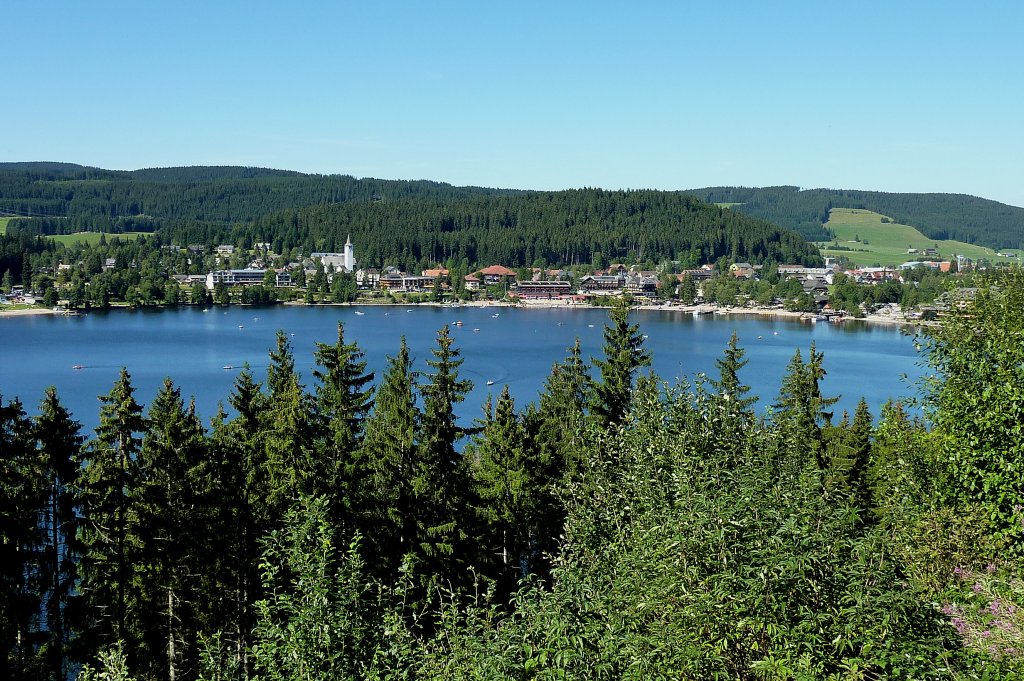 Titisee, Blick auf den bekannten Ferienort und See im Schwarzwald, Aug.2012