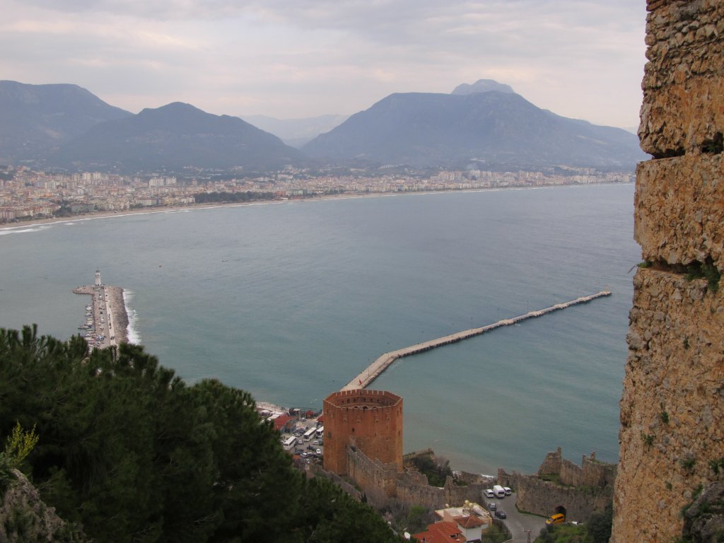 Trkei, Blick von der Burg auf Alanya und dem Hafen sowie dem roten Turm. 06.03.2011