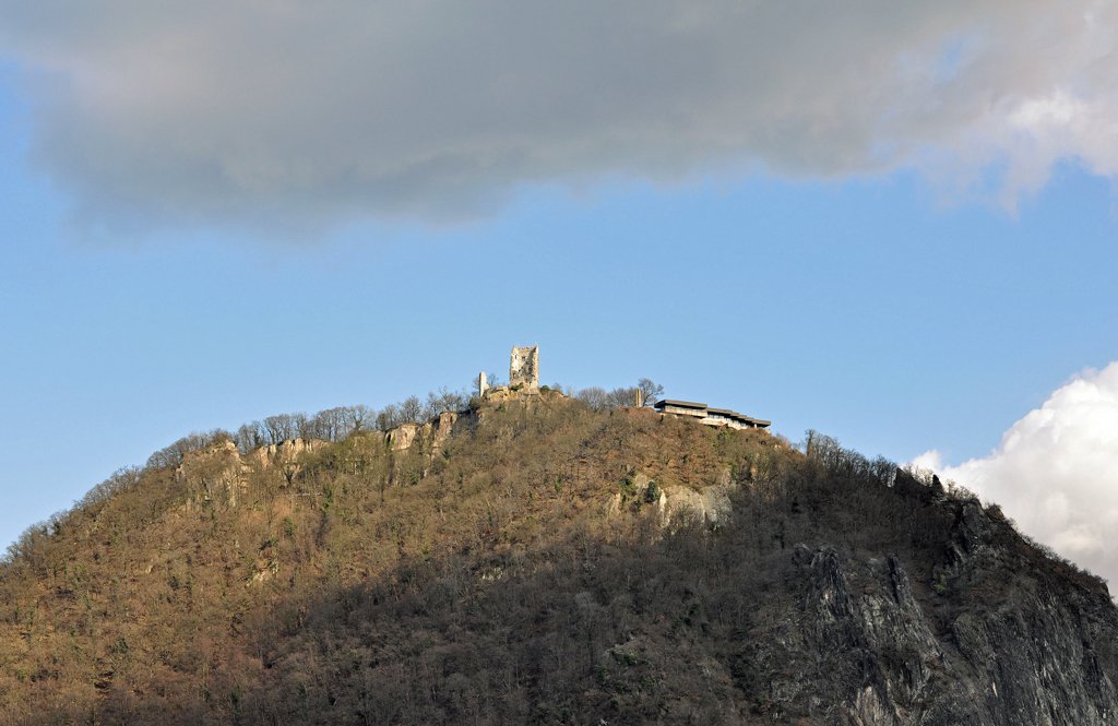 ber dem Drachenfels im Siebengebirge trmen sich dunkle Wolken auf - 02.03.2010