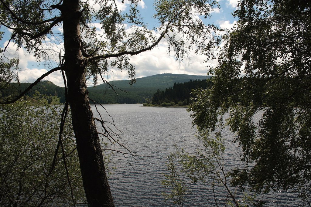 ber dem schnen Eckerstausee erhebt sich im Hintergrund der Brocken; Blick am frhen Nachmittag des 22.06.2013 vom Wanderweg entlang des Sees...