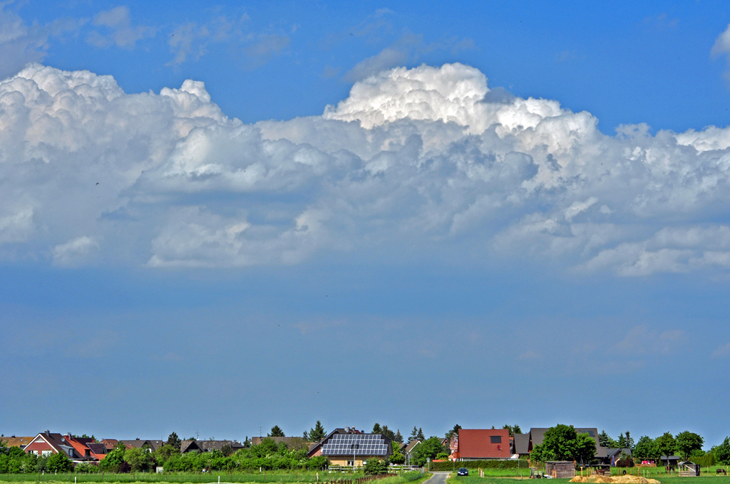 ber der Eifel  braut sich was zusammen . Wolkenbildung bei Euskirchen - 24.05.2010