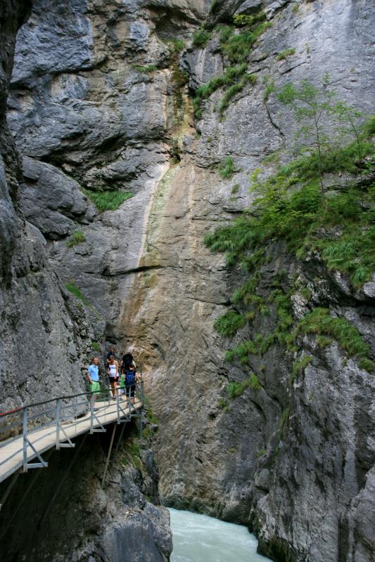 ber schmale Stege entlang der Felswand fhrt der Weg durch die Aareschlucht. 1888 wurde der Weg durch die Schlucht fertiggestellt. 21.08.2011