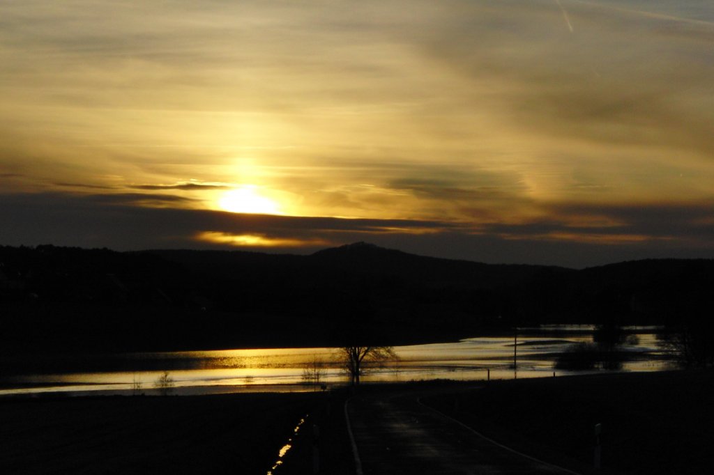 berschwemmte Wiese bei Frickendorf im Sonnenuntergang, gesehen am 27.2.2010