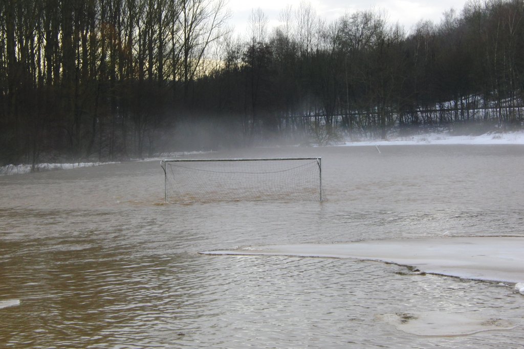 berschwemmter Fuballplatz am 8.1.2011 bei Eyrichshof / Ebern