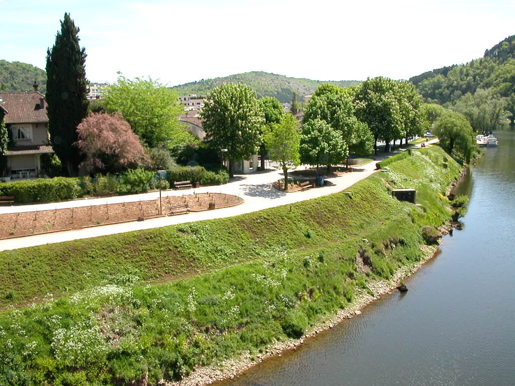 Uferpromenade am Lot bei der Stadt Cahors am 27.04.2003