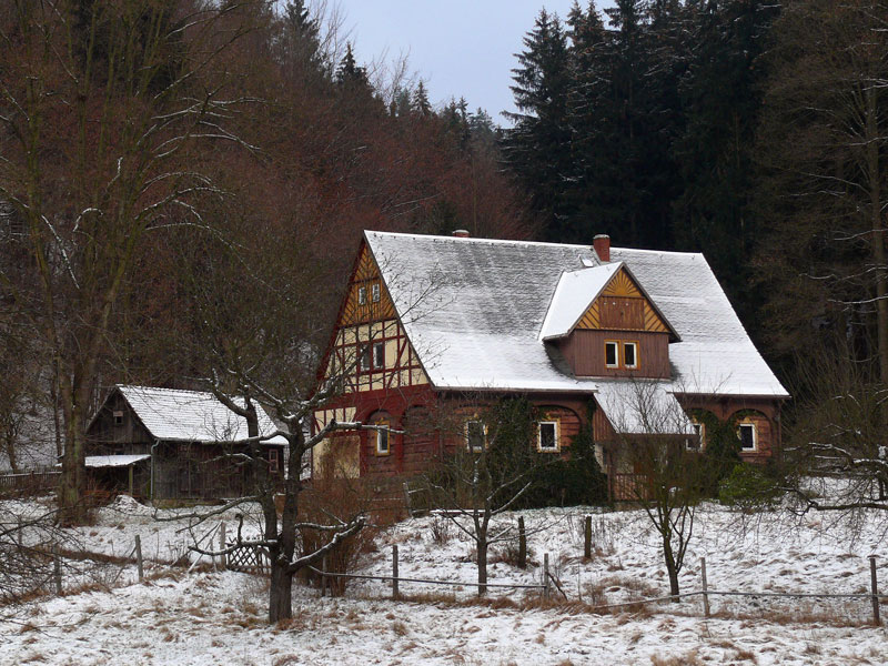 Umgebindehaus (leider wurden die Fenster nicht originalgetreu restauriert) in der Nhe des Zeughauses / Schsische Schweiz; 17.12.2009
