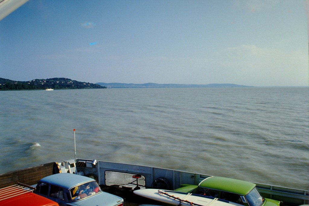 Ungarn, Blick ber den Balaton von der Autofhre nach Tihany im Aug.1986, Scan vom Dia, Feb.2011