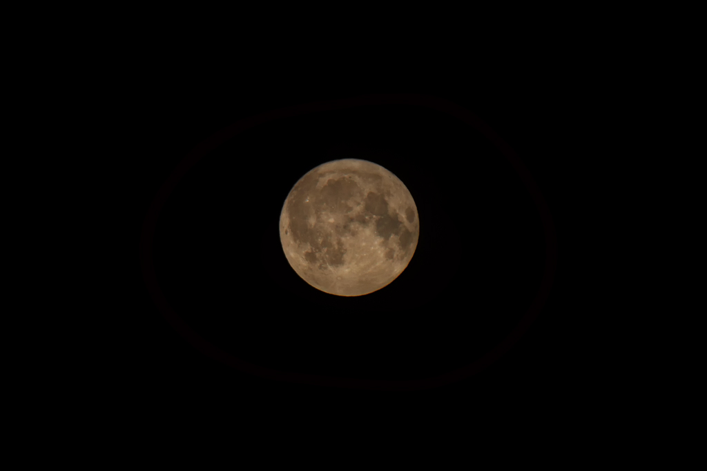 Untergehender Vollmond im Mrz 2013 um 4.24 Uhr.