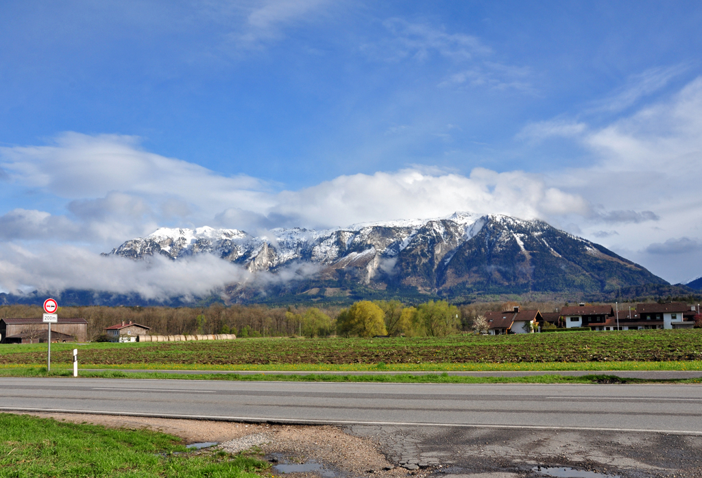 Untersberg mit Wolkenfeldern (Grenzgebiet zwischen Salzburg und Berchtesgadener Land) - 24.04.2012