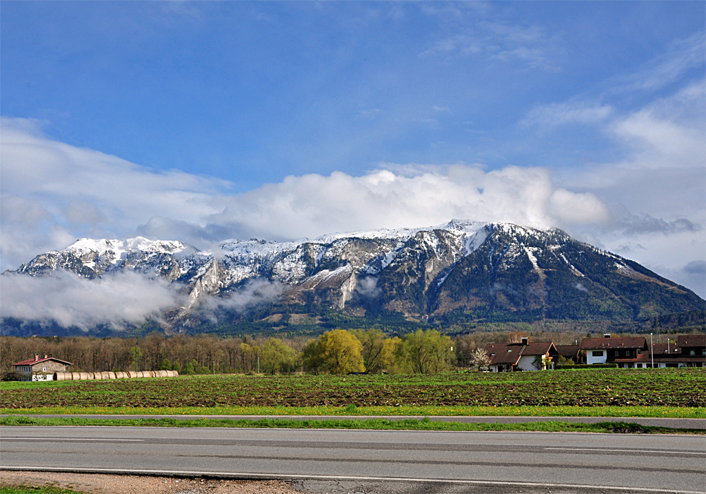 Untersberg mit Wolkenfetzen (rechts Berchtesgadener Land - links sterreich) - 24.04.2012