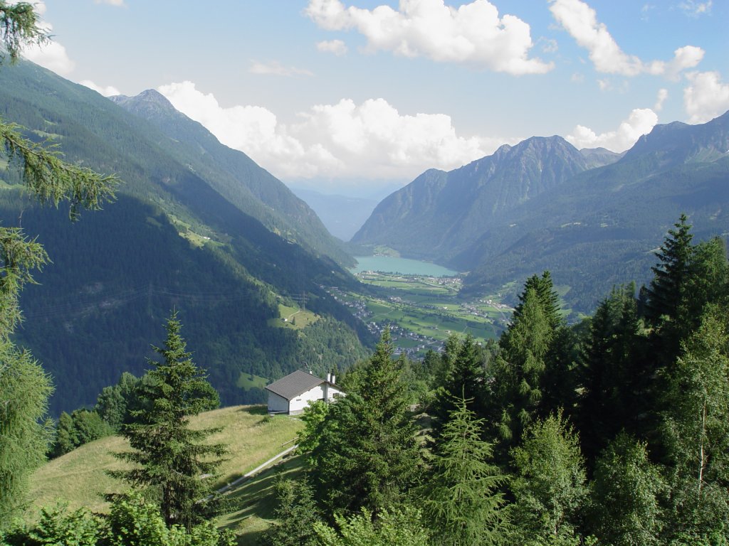 Unterwegs mit der Bernina Bahn am 10.07.2008. Hier Blick ins Tal auf den Lago di Poschiavo.