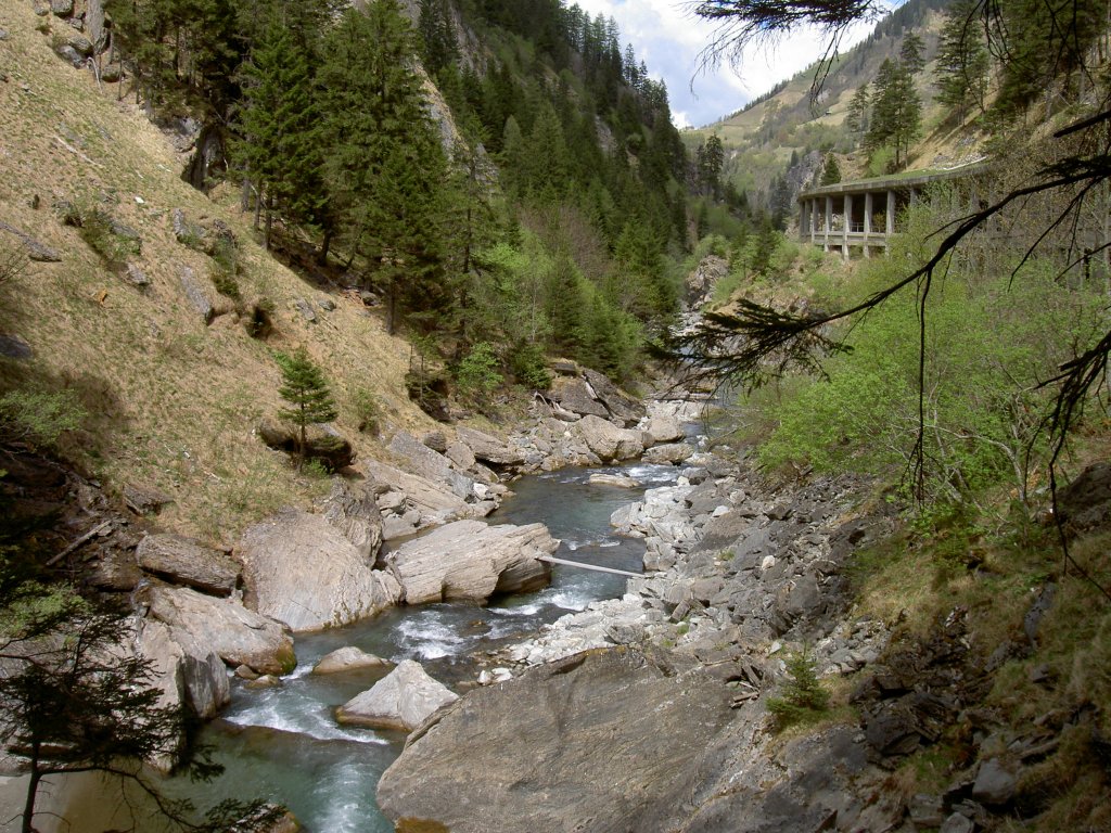 Valser Tal, Valser Rhein mit Arkaden der Strae nach Vals (01.05.2011)