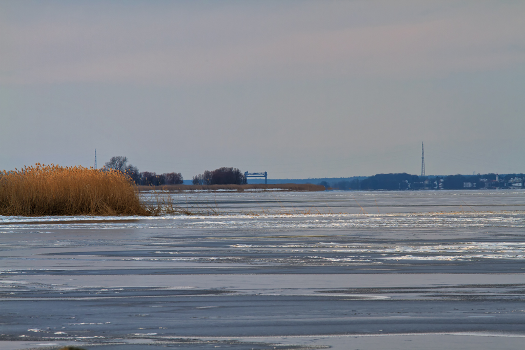 Vereistes Stettiner Haff vor Mnkebude mit Blick in Richtung des technischen Baudenkmals, Eisenbahnhubbrcke Karnin . - 19.01.2013
