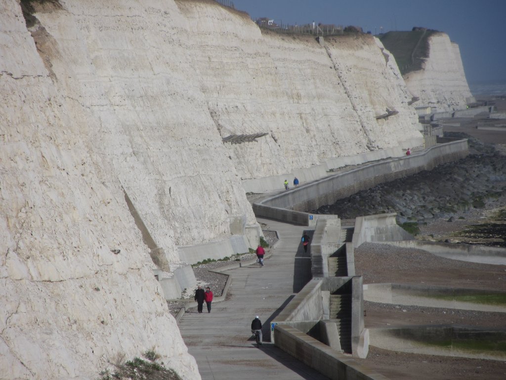 Verlsst man die Kstenstadt Brighton bei Marina, so kann man an diese Promenade entlangwandern. 18.4.2012